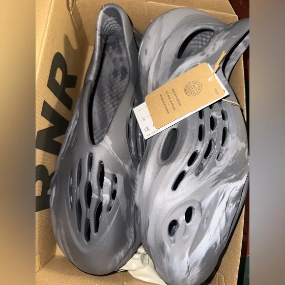 Brand new Yeezy graphite foam runner - Picture 3 of 4